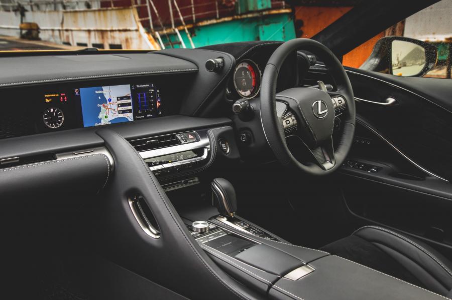  Lexus LC500 2017 года  (ZA) (фото 20 из 22)